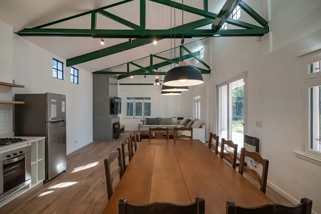Comedor bajo las cabriadas recuperadas