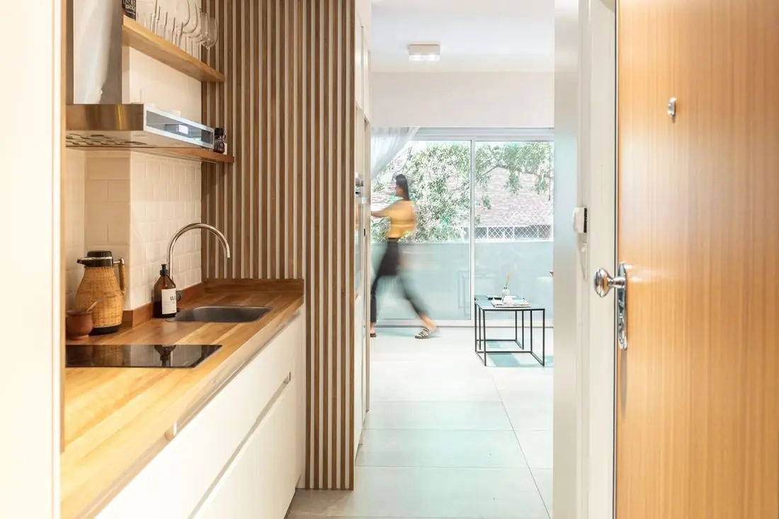 Cocina lineal con mesada de madera