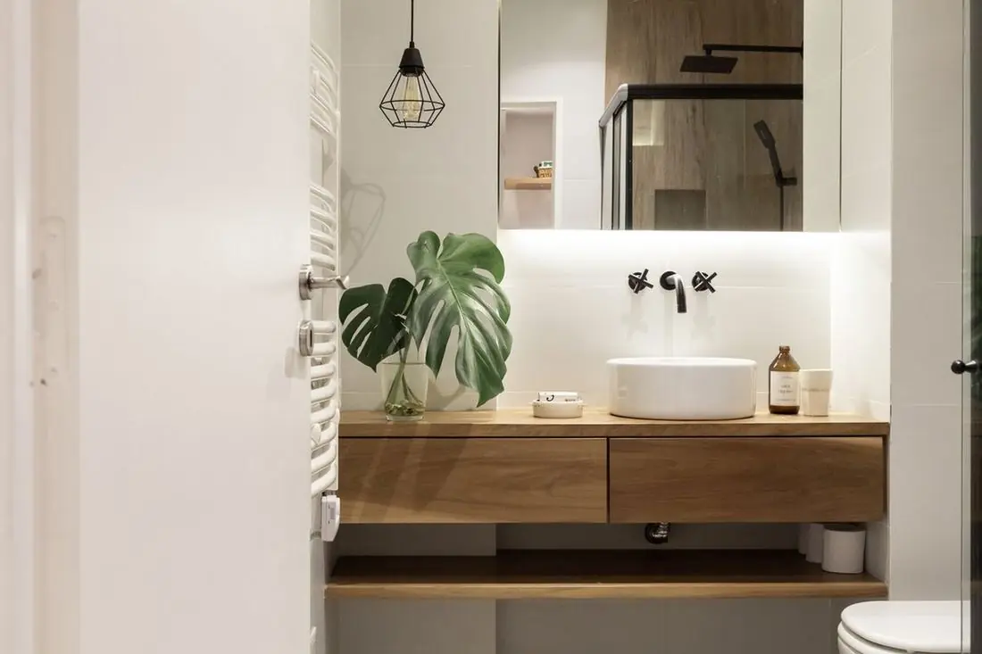 Baño con piso calcáreo blanco y negro