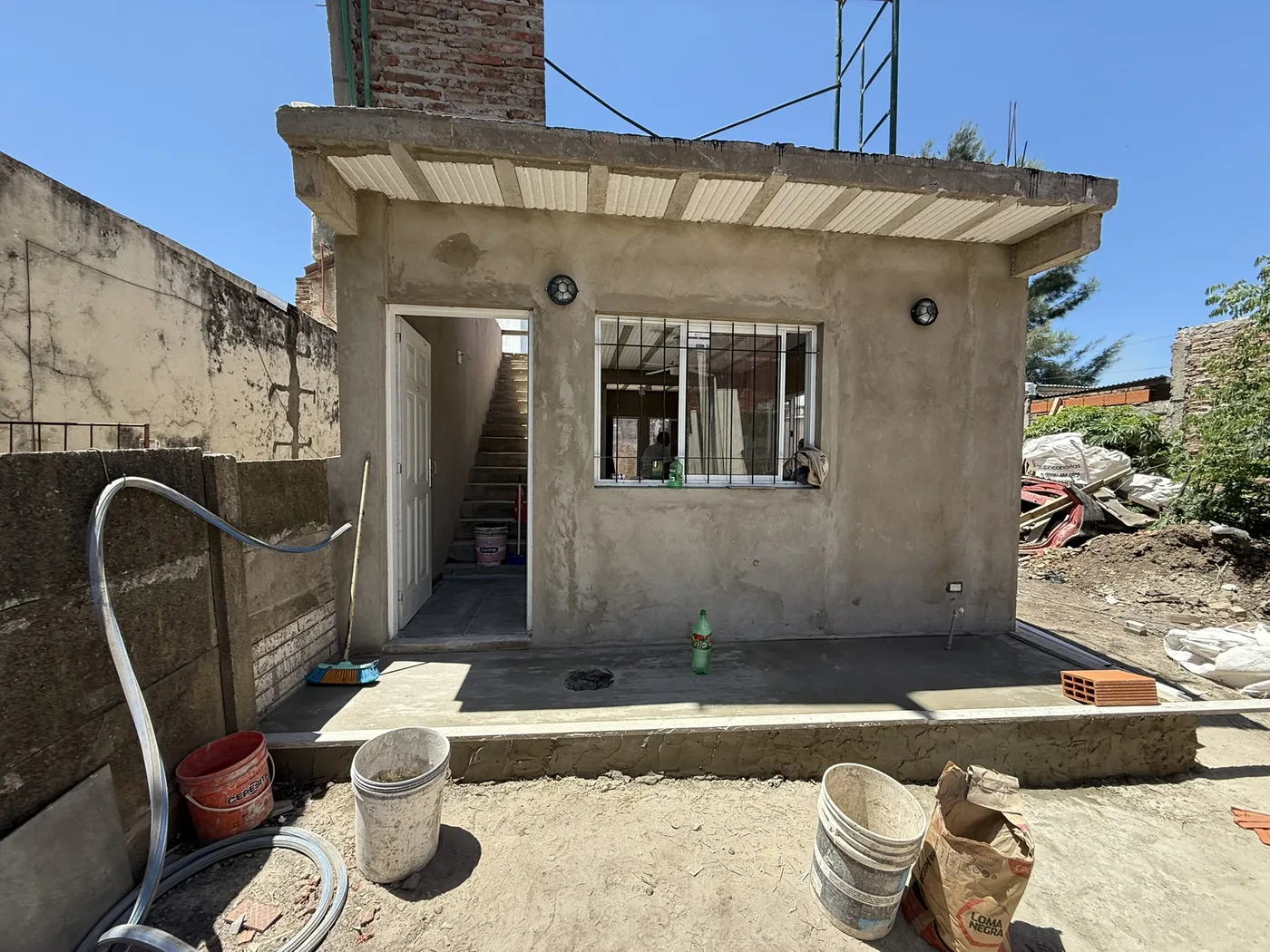 Casa Julián — módulo de vivienda con escalera para expansión